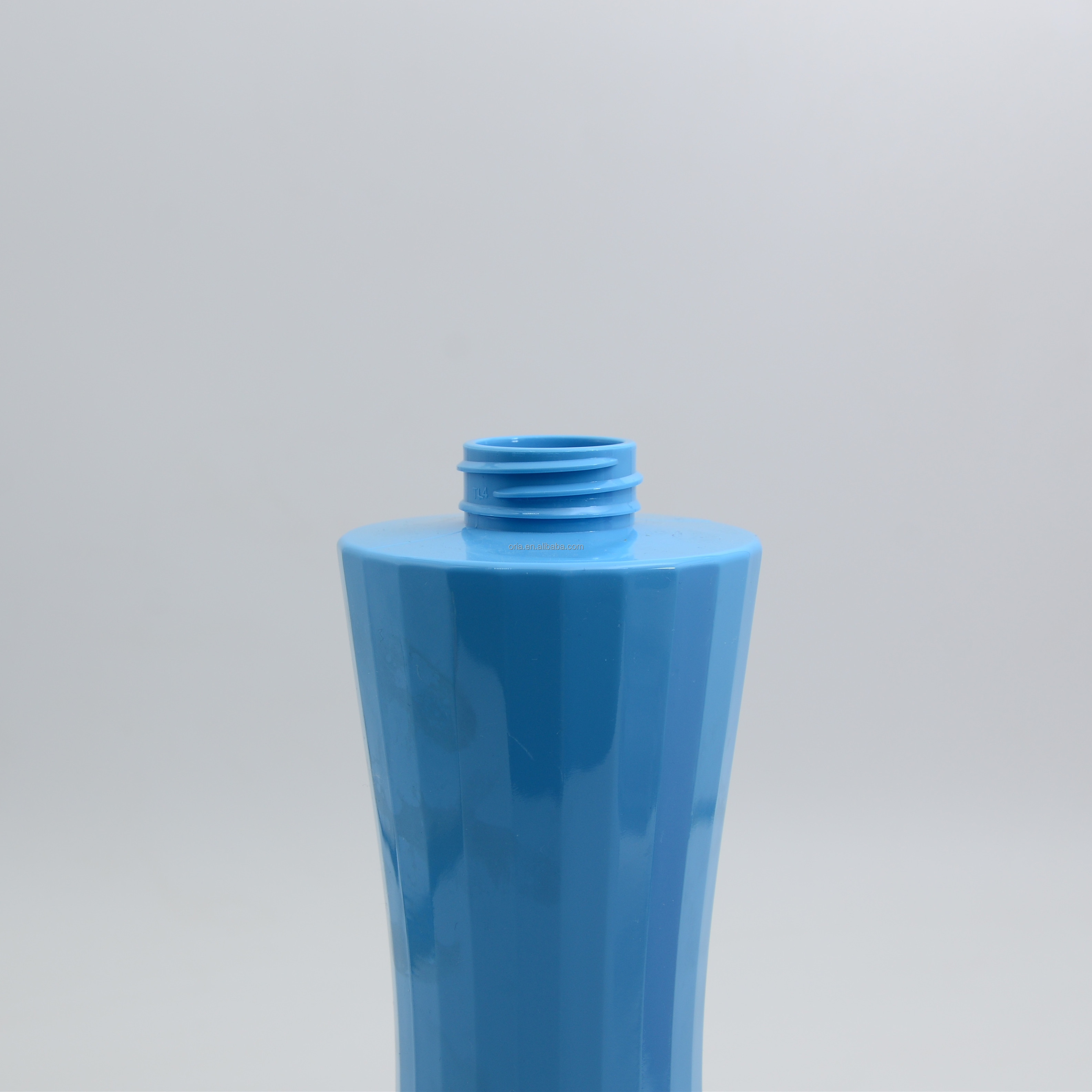 New Slim Waist Style Lotion Bottle 500Ml 750ml White Lotion Pump Bottle With Cover For Packaging Plastic Shampoo Bottle