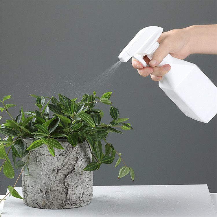 Empty Spray Bottle 16oz Plastic Refillable Trigger Sprayer, Leak Proof Plant Mister Spray Bottle for Cleaning Solutions