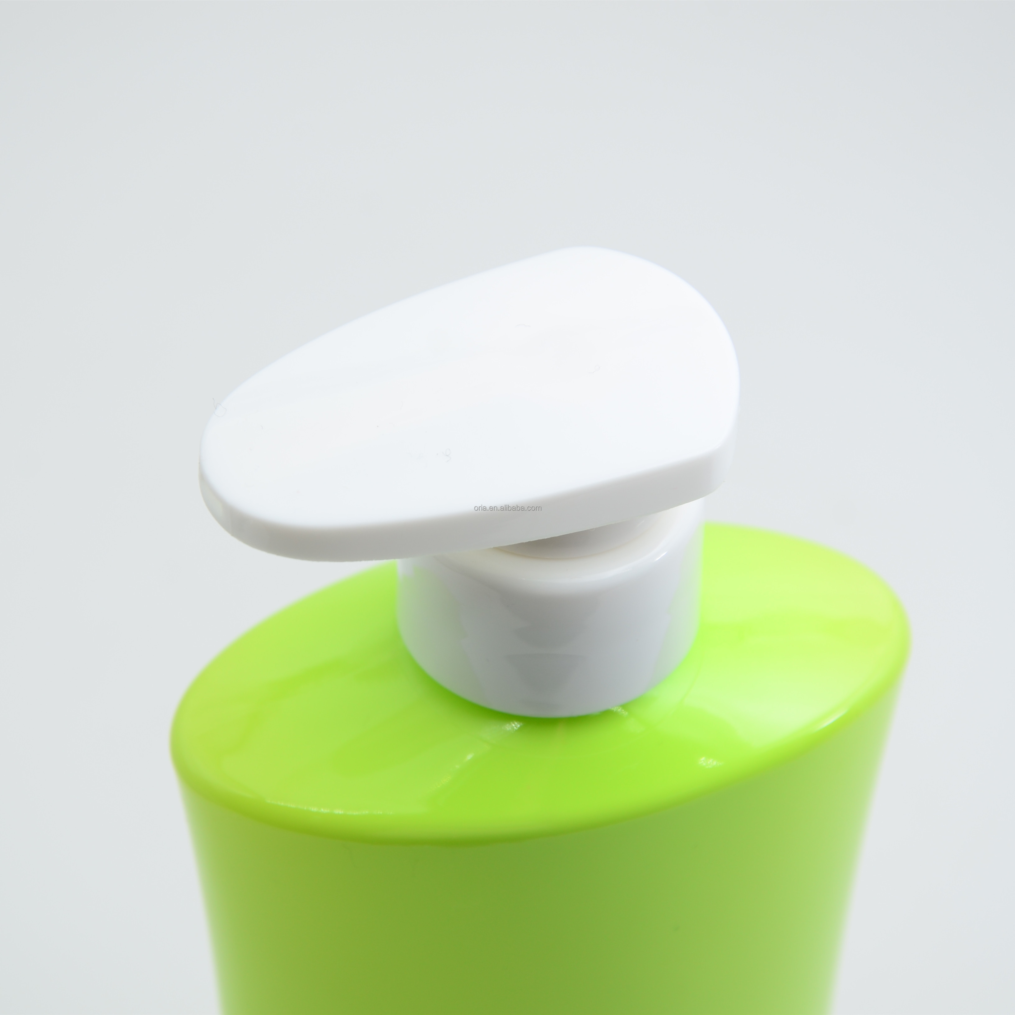 New Slim Waist Style Lotion Bottle 500Ml 750ml White Lotion Pump Bottle With Cover For Packaging Plastic Shampoo Bottle